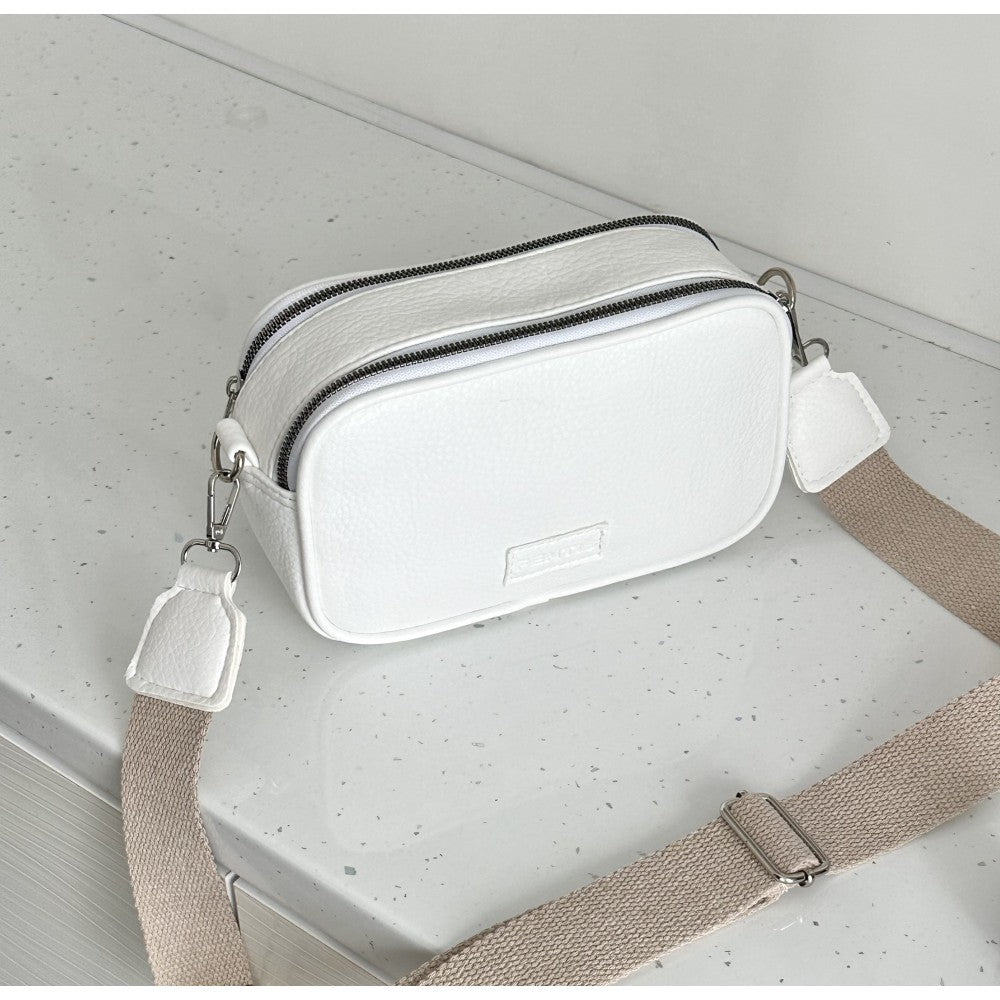 Crossbody чанта в бяло