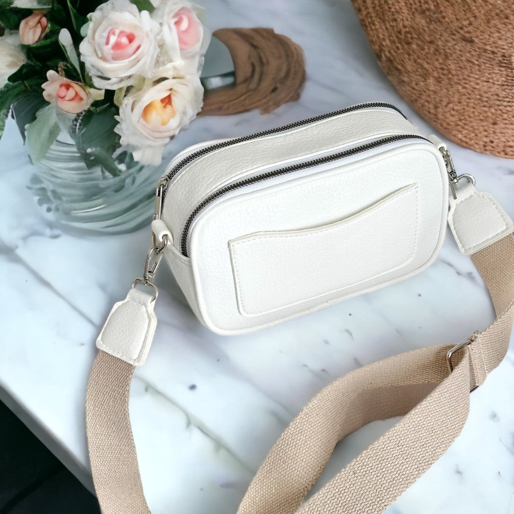 Crossbody чанта в бяло