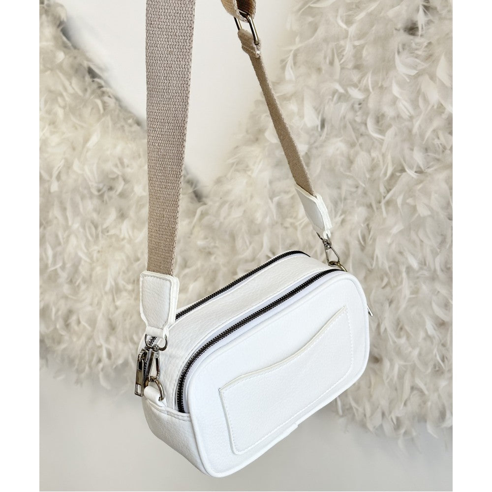 Crossbody чанта в бяло